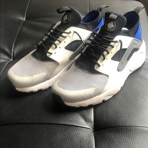 White Nike Air Hurache